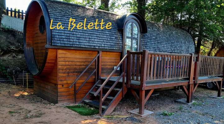 Hébergement insolite - cabane tonneau