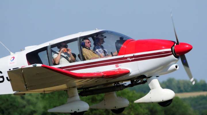 JUNGFERNFLUG UND EINFÜHRUNG IN DER STEUERUNG