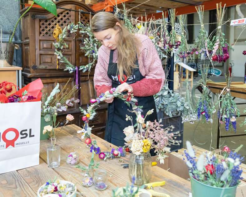 Laetitia Lhermite Blumenhändler Steine Blumen Schere