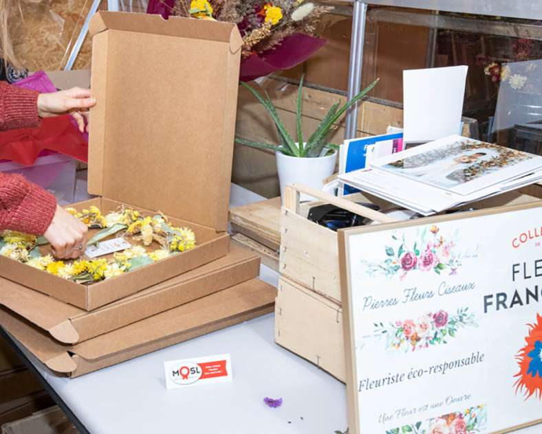 Laetitia Lhermite Blumenhändler Steine Blumen Schere