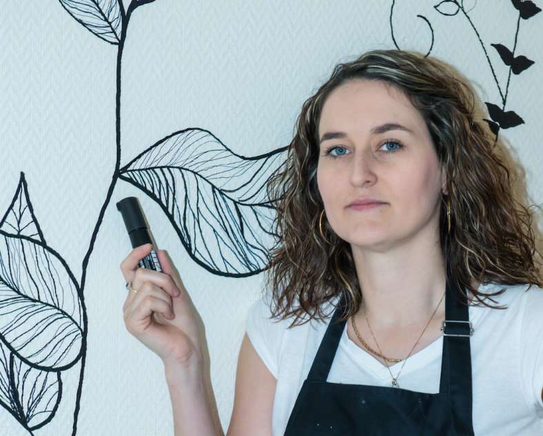 Gilles Dorschner  Elle dessine sur les murs