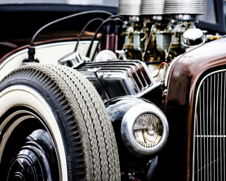 Image par Thomas Rüdesheim de Pixabay Exposition de voitures anciennes