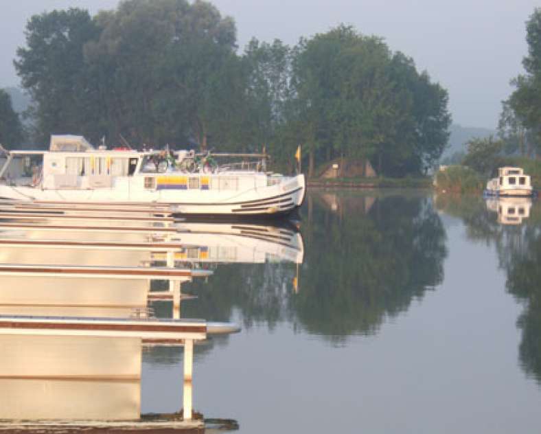 -  Wohnmobilstellplatz am Hafen