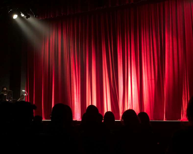Photo de Monica Silvestre pour Pexels Pièce de théâtre - Tout bascule