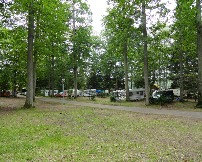 AUFNAHMESTELLE FÜR WOHNMOBILE CAMPINGPLATZ VON HANAUER WEIHER