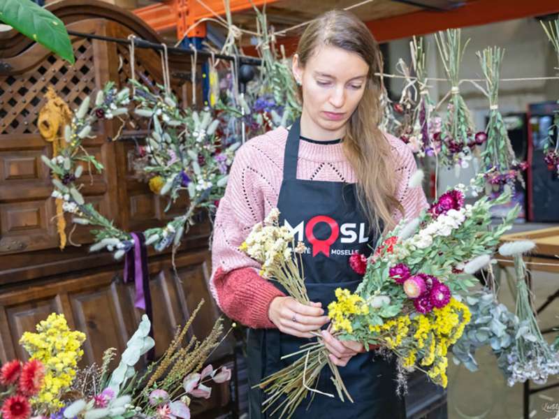 Laetitia Lhermite Blumenhändler Steine Blumen Schere