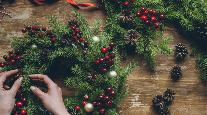 Art floral : Décoration de porte de Noël