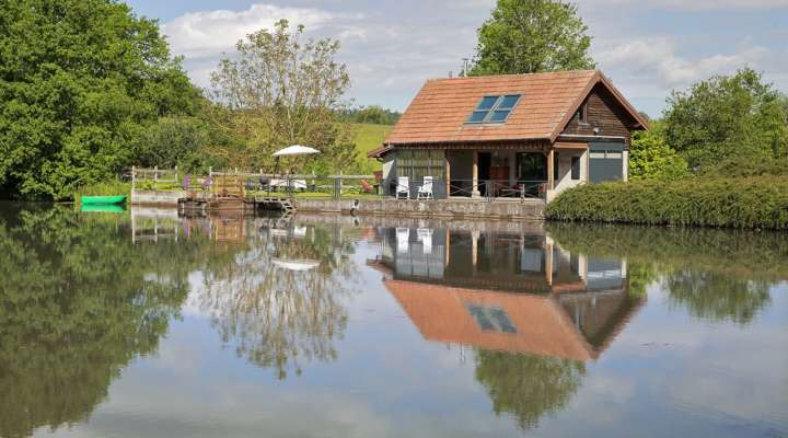 Atypical gite by the water