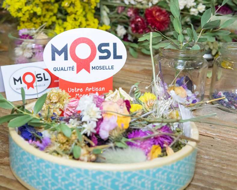 Laetitia Lhermite Florist Stones Flowers Scissors