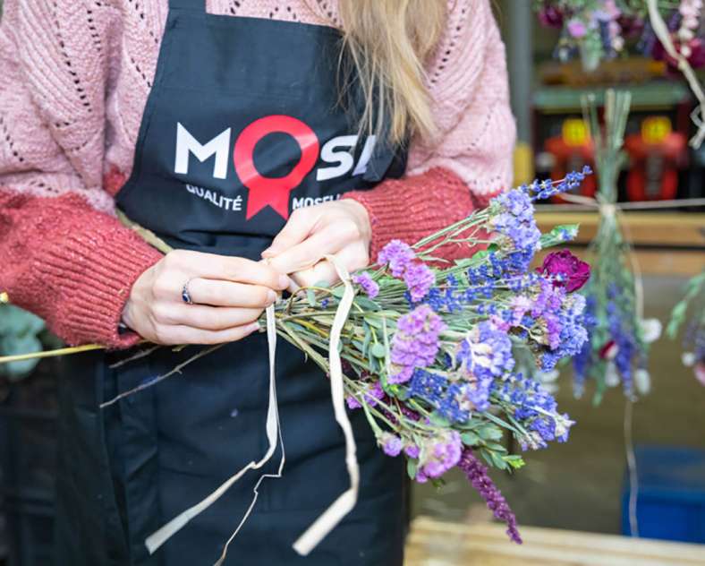 Laetitia Lhermite Florist Stones Flowers Scissors