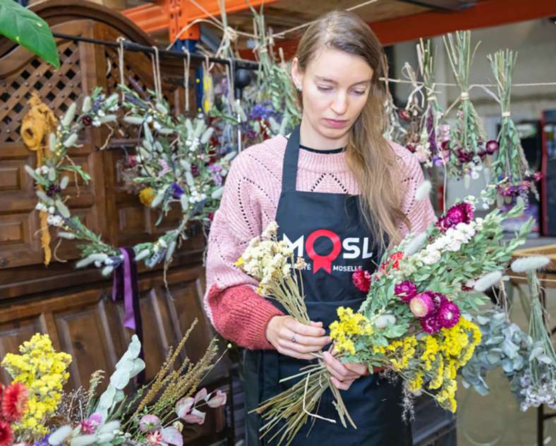 Laetitia Lhermite Florist Stones Flowers Scissors