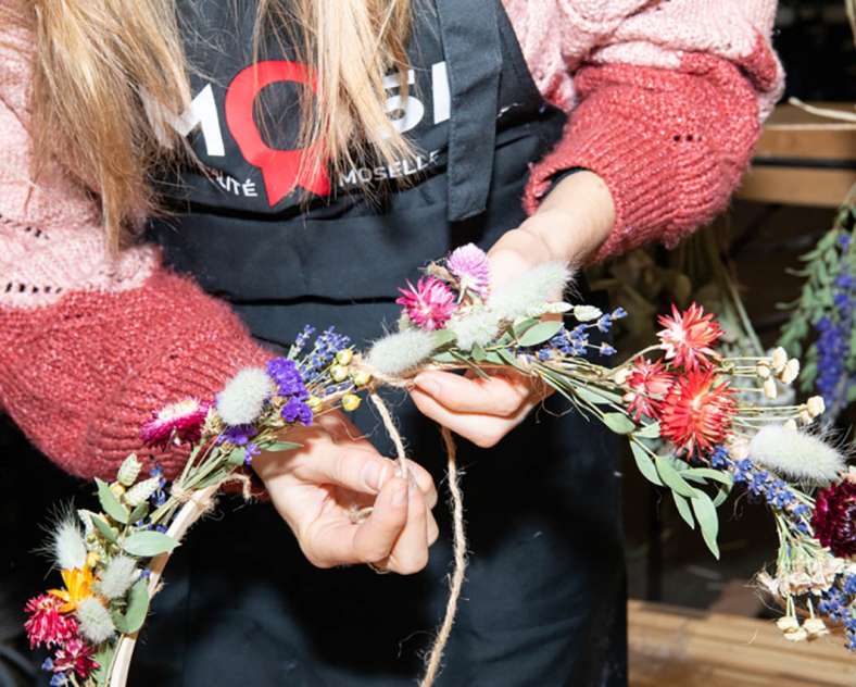 Laetitia Lhermite Florist Stones Flowers Scissors