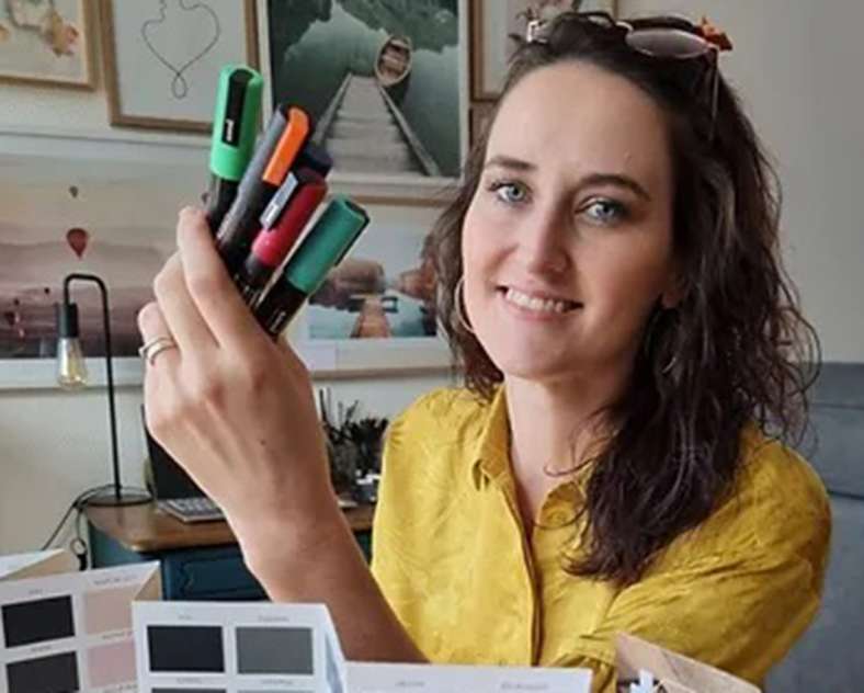 Elle dessine sur les murs  Elle dessine sur les murs