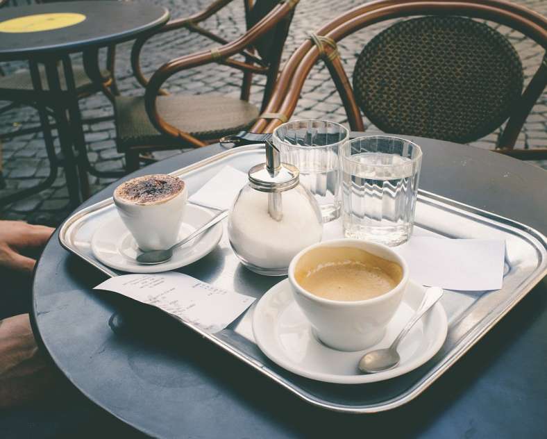 Image par Julia de Pixabay  L'excelsior buvette en ville