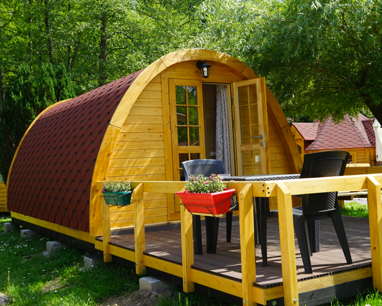 Camping Piscine du Plan Incliné  Hébergements insolites en kotas, pods et chalets