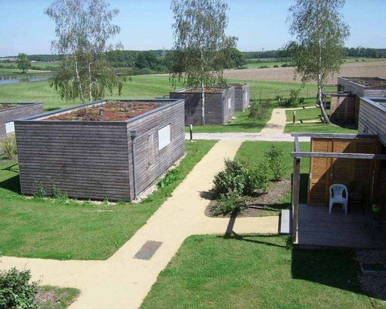 10 chalets :
- 8 chalets de six personnes,
- 2 chalets de cinq personnes (pouvant accueillir les personnes à mobilités réduite)  Mittersheim Pond