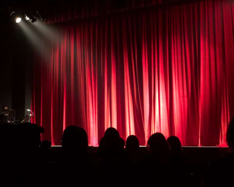Photo de Monica Silvestre pour Pexels Pièce de théâtre - Sale attente - socio