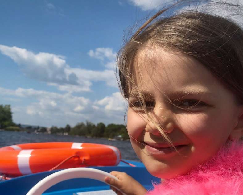 Photo de Arno Senoner pour Unsplash Location de bateaux électriques et de vélo rosalie