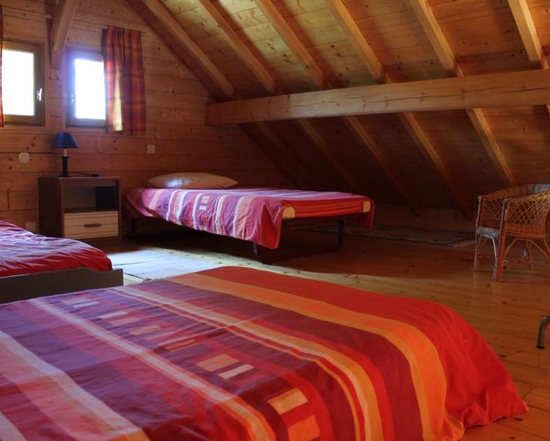 Deux chambres, une en bas avec un lit double, l'autre à l'étage avec 3 lits simples. Chalet mélèze