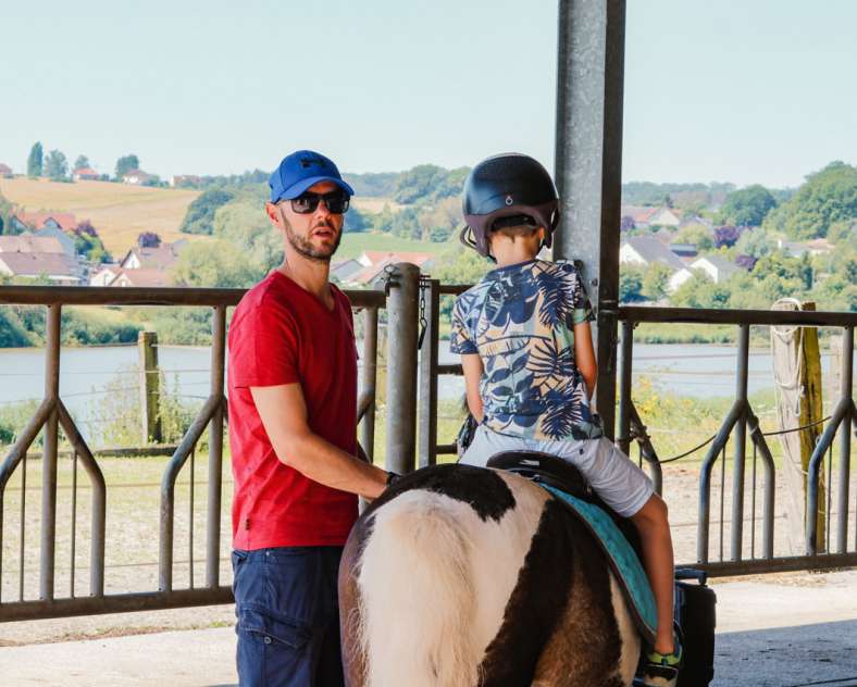 JLauer-SarregueminesTourisme  Balade à poneys - Élevage Del Navajo