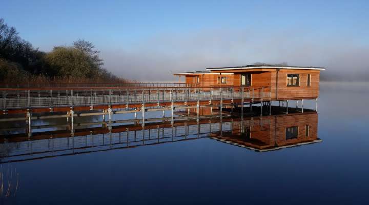 Village lacustre - cabanes sur pilotis roseaux