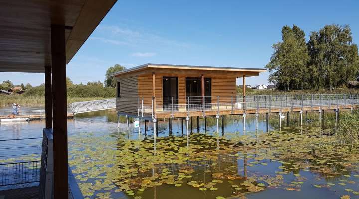 Village lacustre - cabanes sur pilotis roseaux