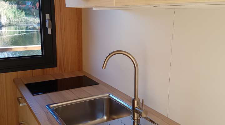 Village lacustre - cabanes sur pilotis roseaux