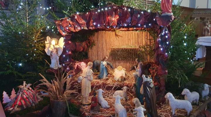 Crèche de Noël dans l'église