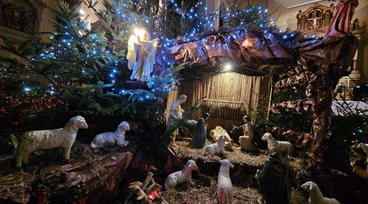 Crèche de Noël dans l'église