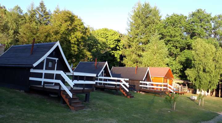 Les chalets trolls au camping de la Bremendell