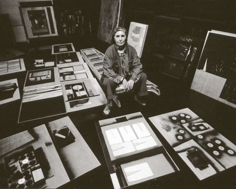 Louise Nevelson dans son atelier, 29 Spring Street, New York, vers 1974. Photo : © Archives of American Art, Smithsonian Institution / Pierre Koralnik Exposition - Louise Nevelson - Mrs. N’s Palace