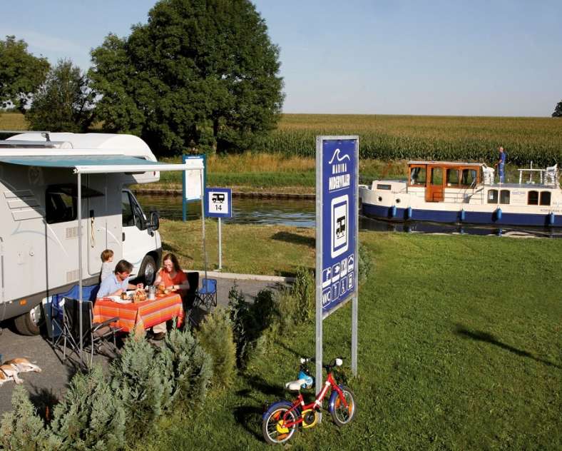 Kuhnle-Tours  Aire de stationnement pour camping-cars marina Kuhnle-Tours