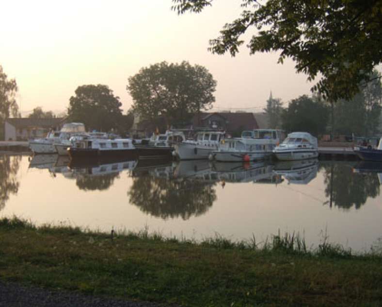 -  Aire de camping-cars au port de plaisance