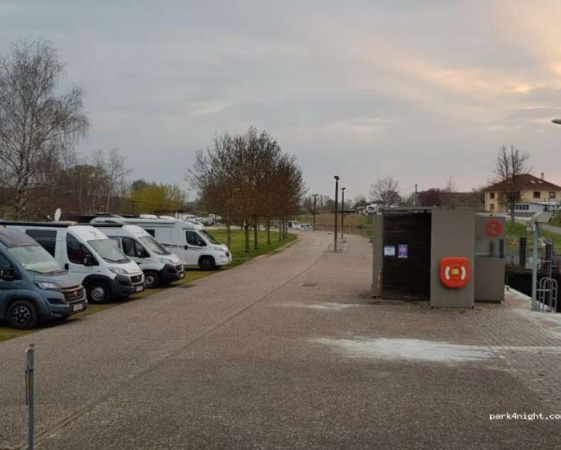 mitt  Aire de camping-cars au port de plaisance