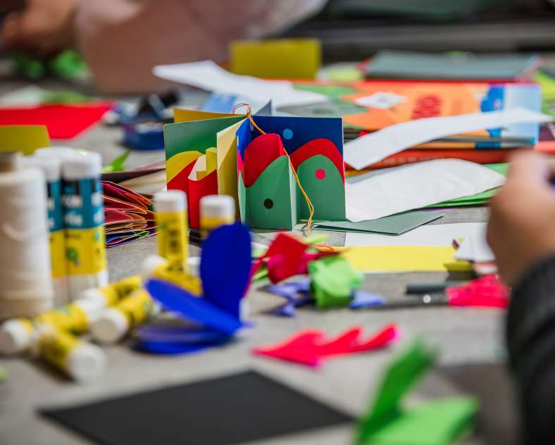 Site Verrier de Meisenthal Les ateliers du mercredi - atelier gaufrage de papier