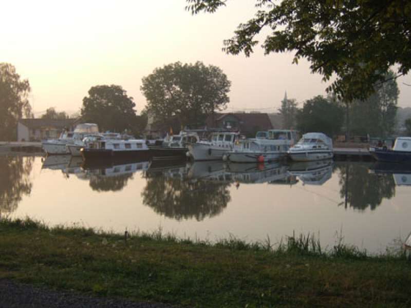 - Aire de camping-cars au port de plaisance