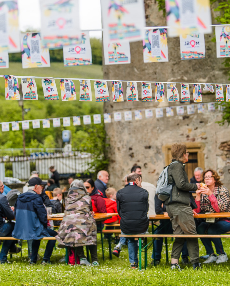 repas lors de la fête des vins 2024
