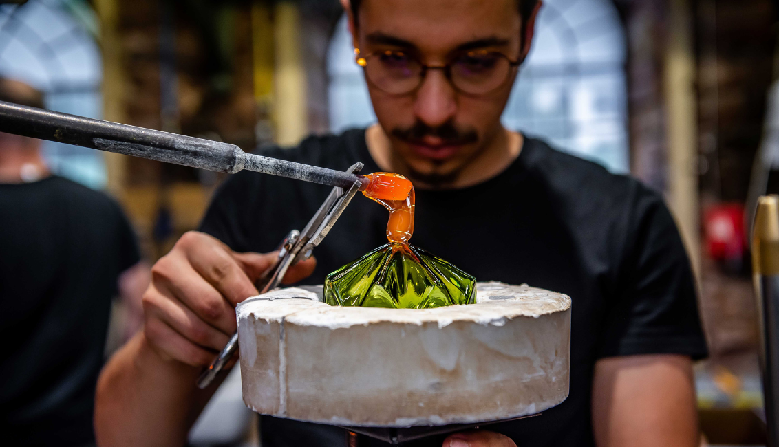 Fabrication e la boule de Noël de Meisenthal