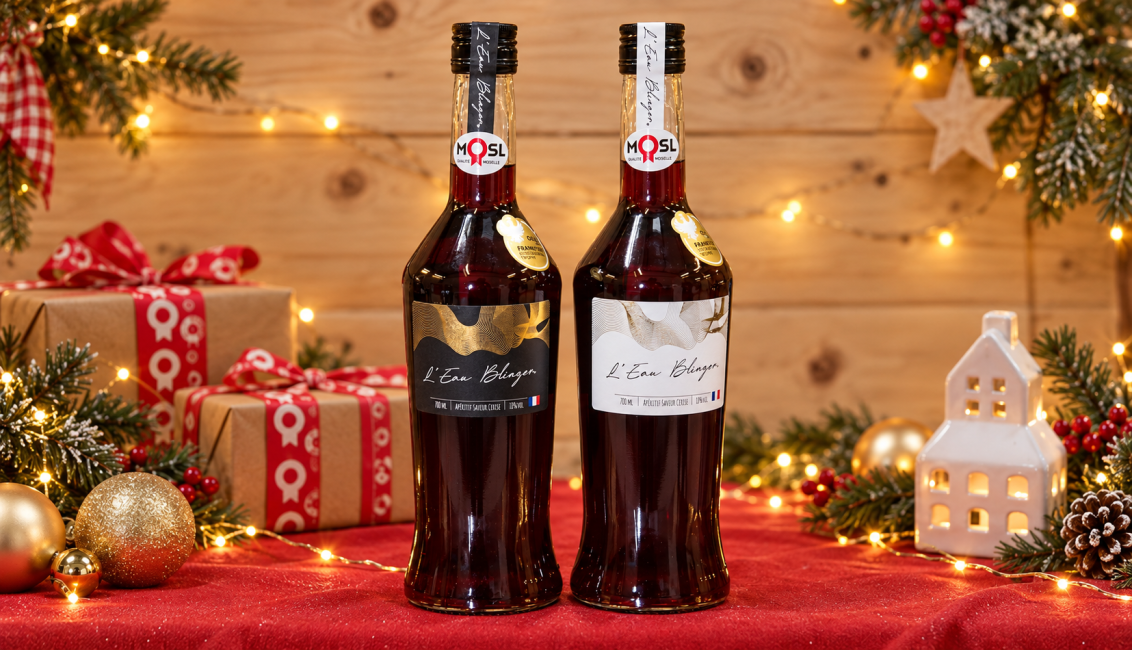2 bouteilles de L'eau Blinger dans un décors de noel